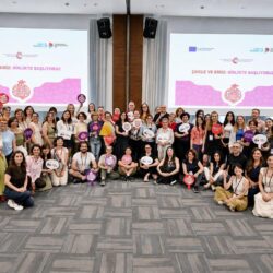 Eşit Nesiller için Güçleniyoruz Projesi – Toplumsal Cinsiyet Eşitliği için Güçlü Sivil Alan Buluşması UN Women ve Avrupa Birliği desteğiyle düzenlenen Toplumsal Cinsiyet Eşitliği için Güçlü Sivil Alan Projesi “Çokuz ve Biriz: Birlikte Başlıyoruz” buluşmasının katılımcıları