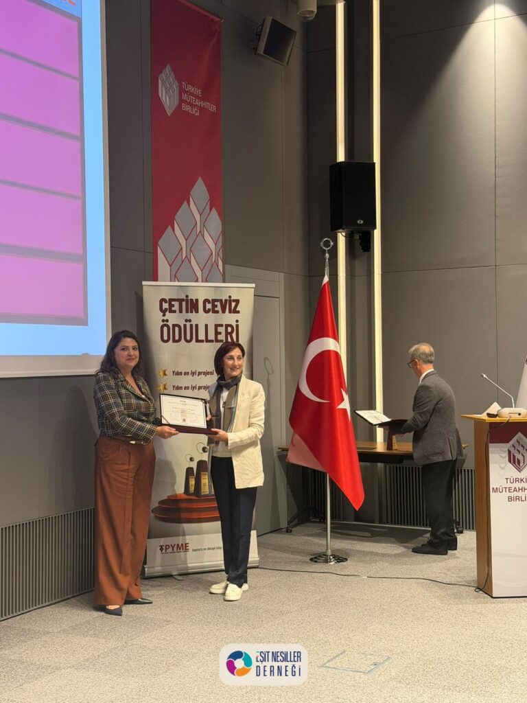 Eşit Nesiller Derneği 13. Çetin Ceviz Ödülleri töreninde Şiddetin İzleri II Projesi sertifikasını alırken